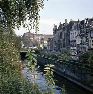 859532 Gezicht over de Leidsche Rijn op de voorgevels van de huizen aan de Leidseweg te Utrecht, waaronder het Kantoor ...
